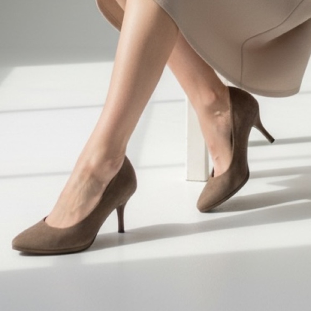 STUART WEITZMAN women’s beige Taupe Suede Classic Pumps 4” Heel Size 8 camel